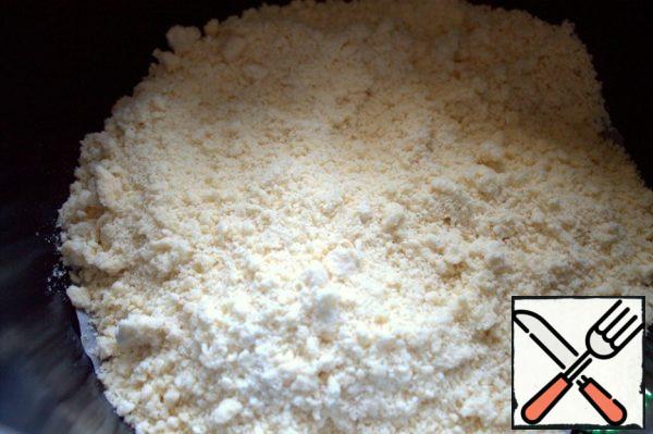 Pour out the dough crumbs. In the original 2/3, but I poured more. Lightly tamp it down.

