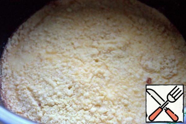 Since after 50 minutes the middle has become watery, put a new program "baking" for another half hour. In addition, we love golden pastries, in a slow cooker more often pale.
