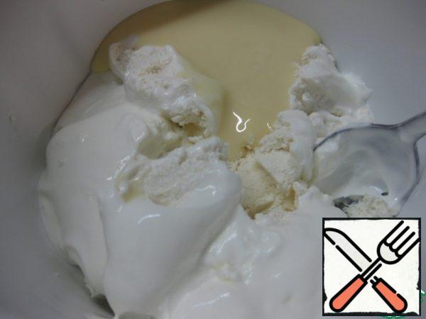 Cottage cheese is better to take fat - the more fat, the tastier and more tender the dessert. I had 2 packs of 200 grams of 2% and 5% fat content.
In the bowl of the mixer we put all the cottage cheese, sour cream and 50 grams of ordinary condensed milk.
