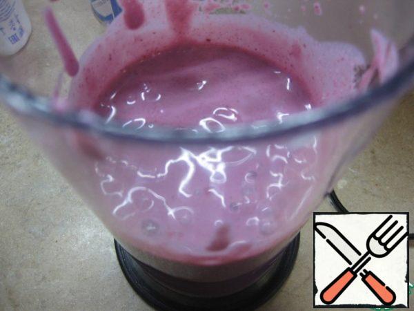 In the third part, add berry puree - I had a ready-made homemade black currant, you can take any to your taste, but I recommend taking berries with sourness-the remaining ordinary condensed milk (here focus on your taste, someone may need less or more, depending on what you need a sweet tooth), and also whisk everything into a homogeneous mass.
