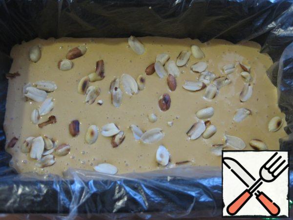 Prepare a rectangular (or any other) shape, cover it with cling film. The size of my figure 21*11*5,5 ahhh!
Lay out the first layer (I have this berry, I forgot to take a picture) and put it in the freezer for 30-40 minutes before the layer solidifies. Then pour over the caramel mass and put the remaining nuts on top. Put it back in the freezer for 30-40 minutes.
