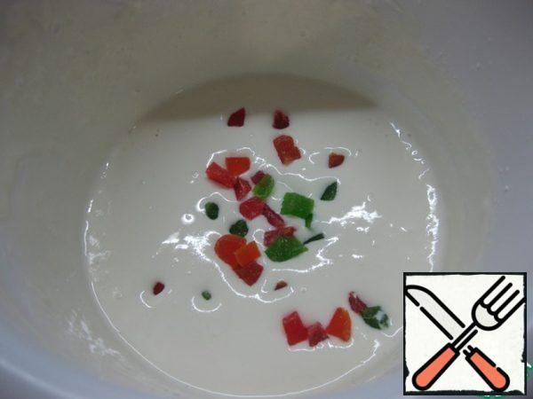 Add candied fruits to the white vanilla part, mix with a spoon.
