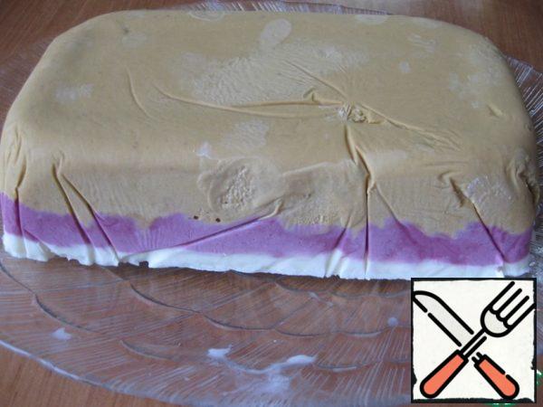 After the time has elapsed, remove the mold from the freezer, take out the dessert, preheating the walls of the mold (I carefully poured boiling water into the sink) and, pulling the ends of the film, turn it over onto a serving dish and completely release it from the film.
