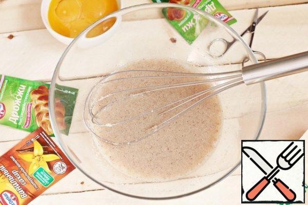 Preheat the milk (100 ml) to make it slightly hot, dissolve salt (1/3 tsp), sugar (4 tbsp), vanilla sugar (1 pack - 9 g). Cool the resulting mixture to a temperature comfortable for yeast activation, add them (1 pack - 7 g) and dissolve.
