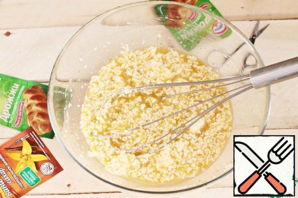 Add chicken yolks (4 pcs.) and pasty butter (90 g) to the resulting cocktail. Stir with a whisk until smooth.
