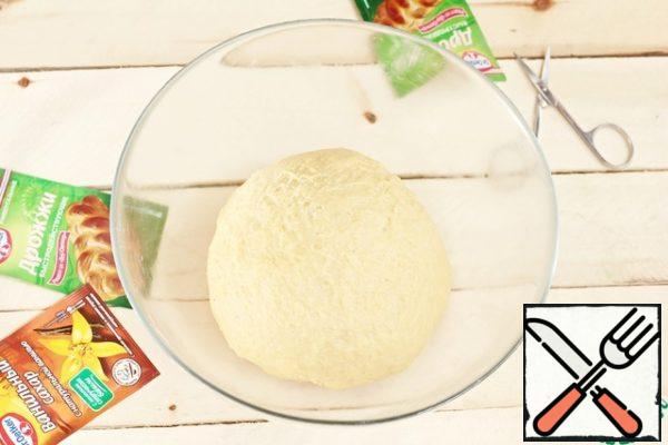 Pre-sift wheat flour (400 - 500 g) and mix with the liquid part of the first half of the portion. For a number of reasons, a different quantity may be required, so do not add the entire volume at once. Adding the remaining flour in small parts, knead a very tender, elastic and non-sticky dough.
