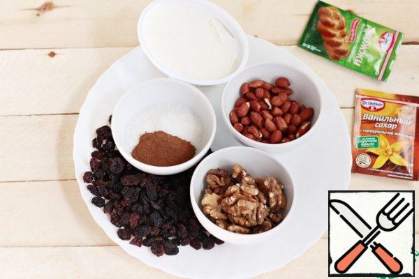 Meanwhile, prepare the filling. To prepare this cake, you will need a cottage cheese cream cheese for spreading. Sugar (2 tablespoons) mixed with ground cinnamon (0.5 tablespoons).
