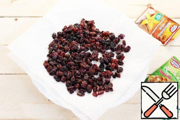 Separate the raisins from the stalks, rinse and pour boiling water over them. Then dry in a colander or on a towel.
