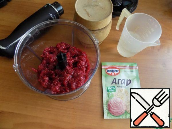 I defrosted the raspberries and put them in the chopper bowl. We prepared 100 ml of water. The package says that the bag of agar-agar is designed for 0.5 liters of liquid. Along with the berry puree, I already have a lot of work to do.
