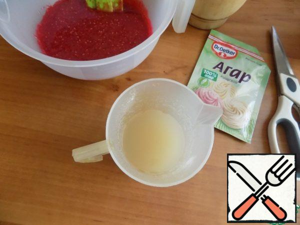 Divide the raspberries into parts. I won't separate the juice from the cake. Today I use everything. So useful!!! Dilute a bag of agar-agar in water until completely dissolved.
