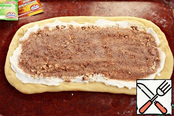 Spread the nut mixture over the cheese layer, sprinkle with sugar and cinnamon.
