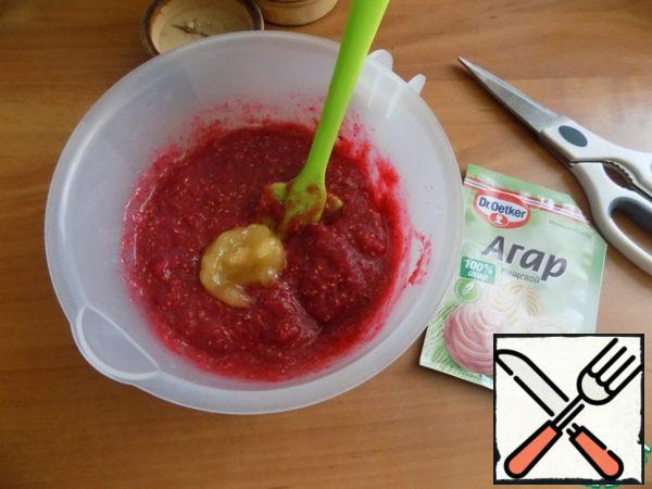 Combine chopped raspberries and diluted agar-agar. Put a spoonful of honey. Put it all back together. Honey can be put more to taste. I was fine.
