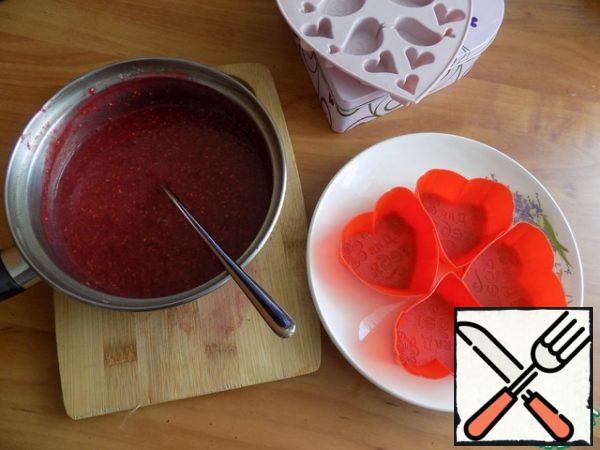 Pour everything into the pan and put it on the fire, stirring constantly, warm up the contents of the pan until bubbles form. Up to about 90-95 degrees C. Remove the pan from the heat. Let stand for 5 minutes and pour into silicone molds. You can use an ice mold. I have a festive Easter mold with birds. I also like to pour these sweets into small cupcake molds! Take one of them and eat it! Put the mold in the refrigerator. Agar-agar freezes very quickly, 15-20 minutes - and you're done!
