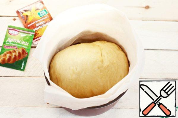 Cover the bottom and sides of the cake mold (my diameter is 16 cm) with baking parchment. Put the roll into the mold seam down. Cover with cling film and leave for proofing in a warm place for 1.5–2 hours. Bake until cooked in a preheated 180 - 190 °C oven for 1 hour. It is better to focus on the parameters of your equipment. If the top is ruddy, and the pie is not ready, then cover with parchment or foil so that it does not burn.

