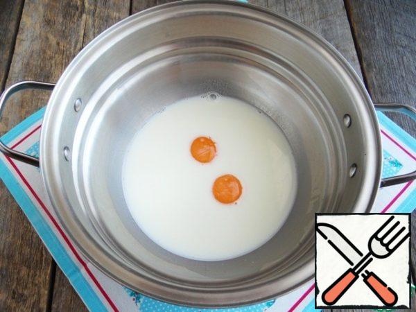 While the poppy is steaming, I prepare the dough. In a bowl pour warm milk, add yolks, sugar, salt.