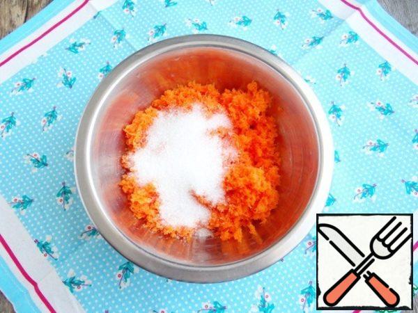 Peeled carrots RUB on a fine grater, mix with sugar.