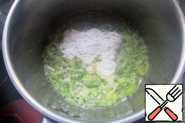 In a saucepan with onions, add flour and salt, stir and cook for 3 minutes.