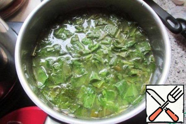 Add sorrel to the pan. Stirring cook over medium heat until the sorrel leaves begin to curl.
Pour into a pot of hot broth, reduce the heat, cook for 7 minutes.