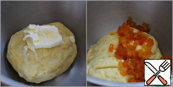 Then add soft butter to the dough. Knead thoroughly.
And last of all, add candied fruits to the dough. (together with the liquid) knead the dough for 5-7 minutes.
