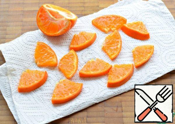 Cut the tangerine into small slices (along with the peel), blot the slices with a paper towel.
