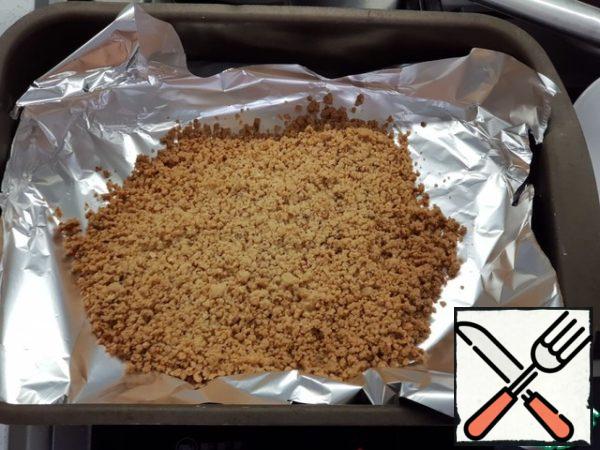 Chop the peanuts coarsely in a mini food processor, in a mortar or with a hammer.
In a bowl, mix the chopped peanuts, butter, flour and sugar.
Place on a baking sheet and bake in the oven for 15-20 minutes at 180 degrees.
Take it out, let it cool down a bit.
