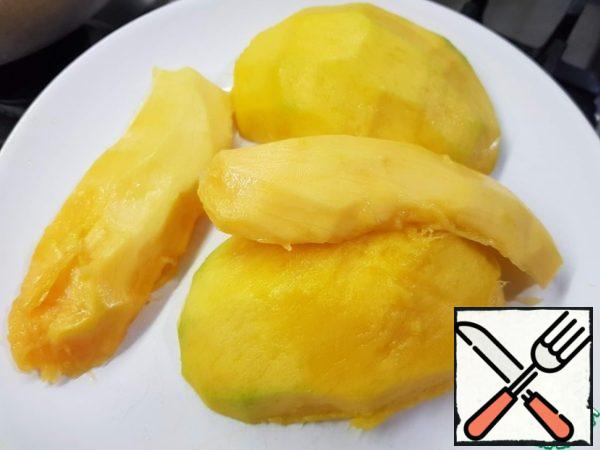 Peel and cut each into two halves, carefully bypassing the bone with a knife. Give a bone with a small amount of pulp on it to the children, the other half to yourself (choose the right one).
Cut the mango into strips on the flat side (not across).
