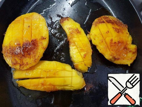 Turn over, pour honey over the pulp, turn down the heat slightly and cook for another 5-6 minutes.
