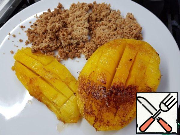 Put half a mango on each plate, sprinkle with peanut crumbs (as you like next to or on top).
Listen to what we did well and enjoy a delicious and unusual dessert :)