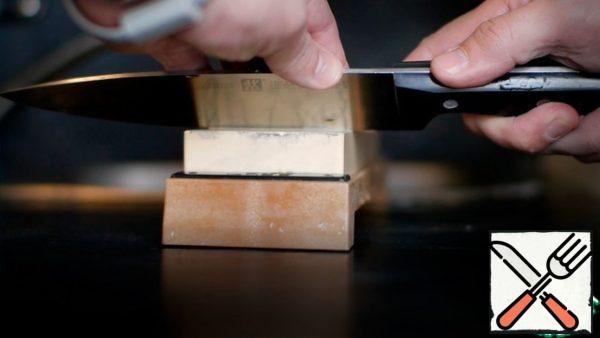 It will need to be cut as thin as possible... And I could freeze the meat to cut it into really transparent layers... But instead, he decided to sharpen the knife better.
