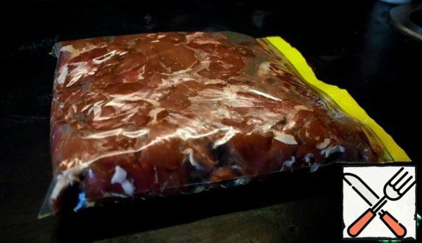 When all three pounds of fillets were sliced, I took a bag with a plastic zipper and a bottle of teriyaki sauce.
Then he filled the bag with meat, layer by layer, pouring sauce over them. There is one and a half kilograms left for the whole bottle. 205 ml
Then the meat was sent to the refrigerator to soak up the sauce for ten to twelve hours. You can leave it without a refrigerator, the marinade will protect the meat at room temperature, but it is still not worth overheating or leaving the packaging in direct sunlight.