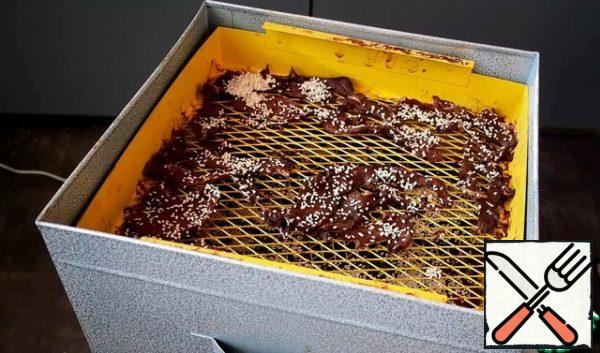 I turned on the dryer and left it for a couple of hours. Then he rearranged the pallets in reverse order for uniform drying. And then dried for another seven hours. At night, the dryer is turned off, allowing the meat to cool on pallets. You can dry less, but the meat will not be so crispy.
