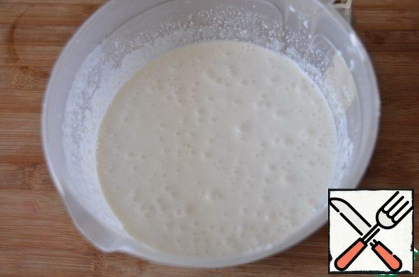 Allow the gelatin solution to cool slightly and pour into the curd mass, mix.
