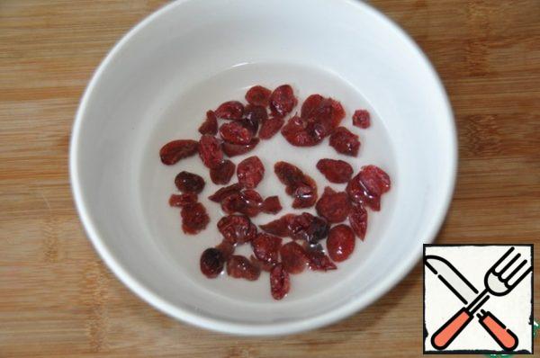 Pour the dried cranberries for 5 minutes with boiling water.
