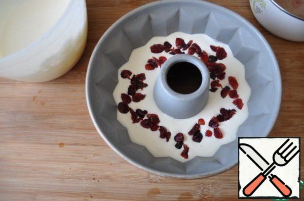 We take the form, in this case the dessert will look beautiful in the form of a ring in the middle. Pour half of the curd-jelly mass into the mold. Place the soaked cranberries on top in an even layer.
