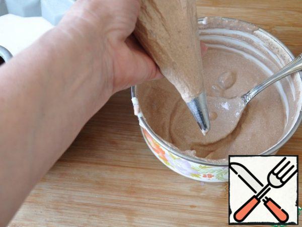 Take a pastry bag (packaging), insert any nozzle with a diameter of 5-10 mm into it. Put the chocolate-curd-jelly mass in a bag.
