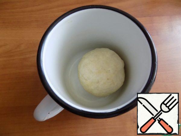 Pour in warm water and unrefined sunflower oil. With it, the pie will turn out brighter and tastier than with refined butter. Use a silicone spatula to knead the dough, and then work with your hands. The dough turns out to be very pliable, does not stick to your hands. Roll the dough into a ball and put it in an enameled bowl or a greased dish. Put in a warm place for 30-40 minutes.
I had dried tomatoes in a bag, dry. I cut them smaller and poured sunflower oil, again unrefined.
