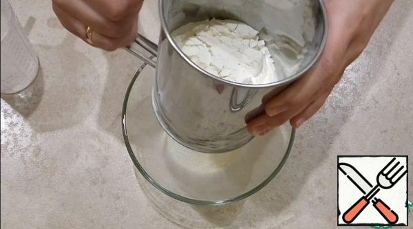 Sift the flour with starch and baking powder.
Add vanilla sugar and stir.
