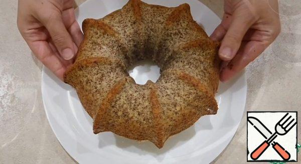Grease the mold with vegetable oil and lay out the dough.
We send the ant pie to the preheated oven for 35 minutes at a temperature of 180 degrees.
Get the cooked and cooled cake out of the mold.
