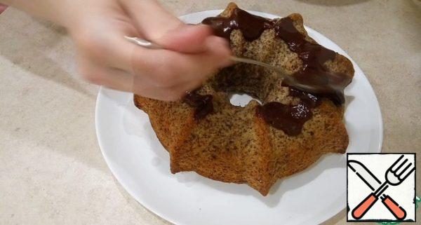Decorate the cake with chocolate icing and send it to the refrigerator for 30 minutes.
The ant pie is ready! Enjoy your tea!