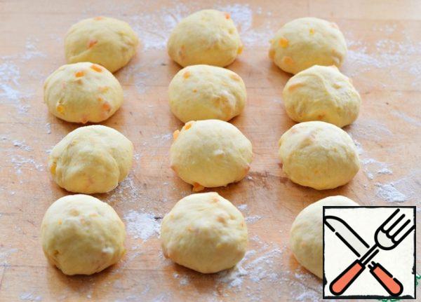 Place the dough on a work surface lightly sprinkled with flour, beat off, divide into 12 (10...14) equal parts.
