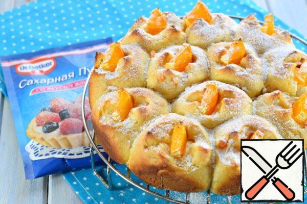Place the buns on the grill, cool slightly, sprinkle with powdered sugar, decorate with pastry sprinkles.
You're finished!