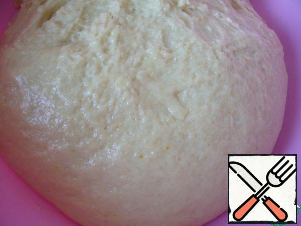 Then add 1 tablespoon of vegetable oil and continue to knead the dough.
