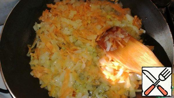 Grate carrots on a large grater. Onions cut into cubes. Fry together in a frying pan in a small amount of sunflower oil. Salt and pepper to taste.