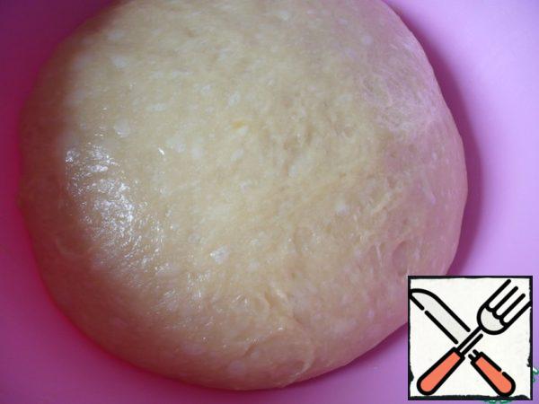 It took another 40 minutes, the dough came up. Make a second trim and brush the bowl and dough with vegetable oil again. Let the dough stand for 30 minutes in a warm place.

