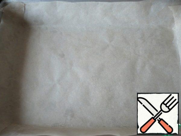 While the dough is coming up for the third time, prepare a mold with a size of 32x23 cm, height-4 cm. Cover the mold with parchment paper and brush with butter.
