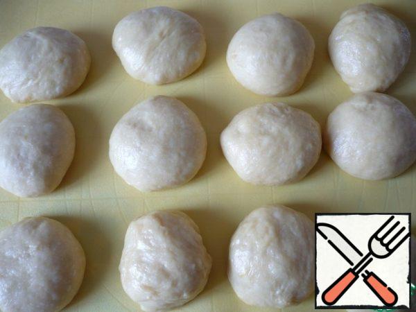 Proceed to cutting the dough - divide it into 12 equal parts of 105 g.
