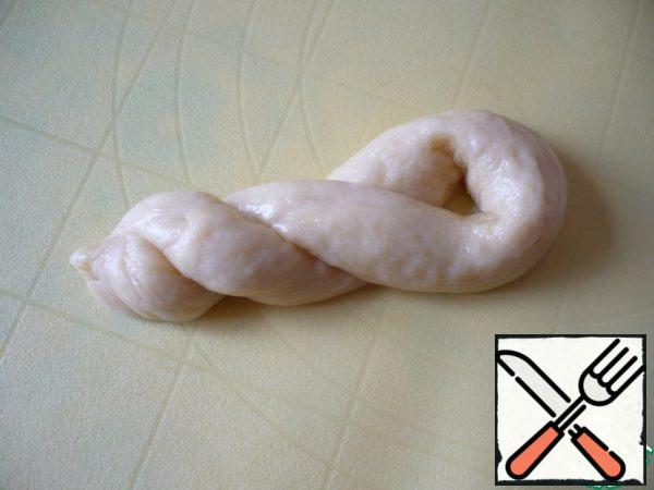 Take the middle of the flagellum with two fingers and hold one end of the flagellum with the other hand, and wrap the second end of the flagellum around the first, make 2-3 curls, no more, you don't need to do much, because the bundle will not be so beautiful and lush.
