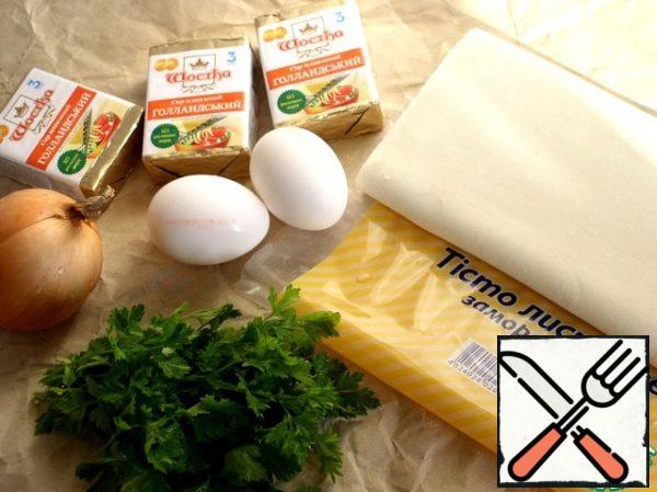 Defrost the dough. Peel the onion, cut into half rings and fry in well-heated oil.
