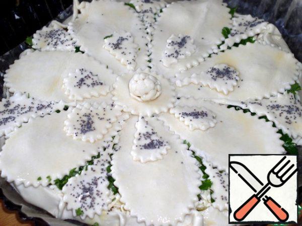 After that, cover the top with the second half of the dough and pinch the edges. Or lay out the figures from the dough.
Brush the top with egg, decorate with sesame seeds or poppy seeds.
Bake the pie in a preheated 220 degree oven for 20 minutes.
