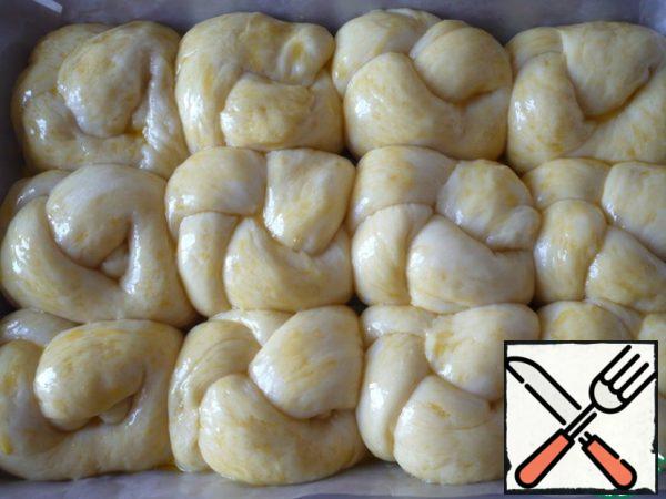 The buns that have come up 5-7 minutes before baking, lubricate with egg yolk, gently lubricate, without pressing on the buns.
Place the buns in a preheated 180 degree oven for 25-30 minutes. Focus on your oven.
